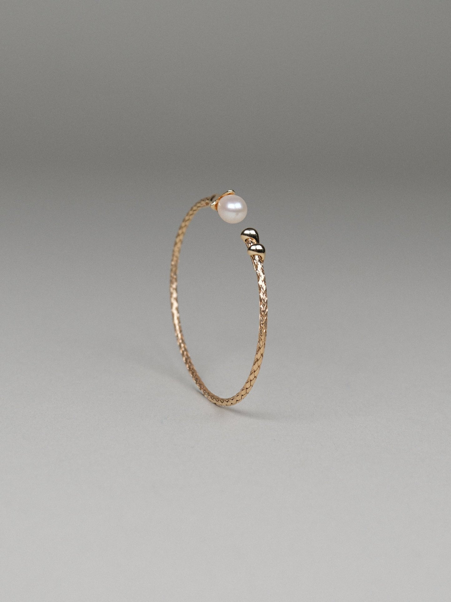 Rigid bracelet with pearl
