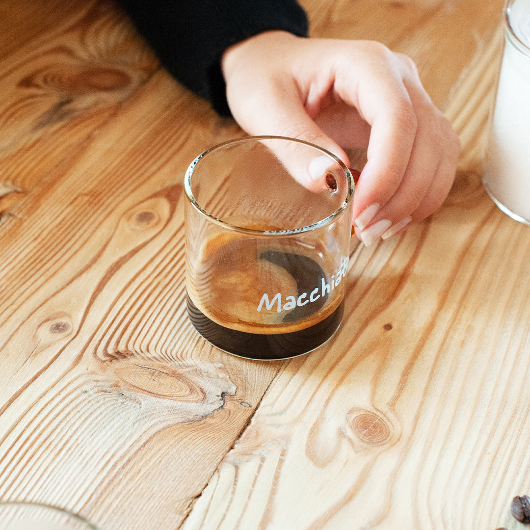 Set of 6 coffee cups in borosilicate glass. Capacity 100 ml. Colored handle, no lettering.