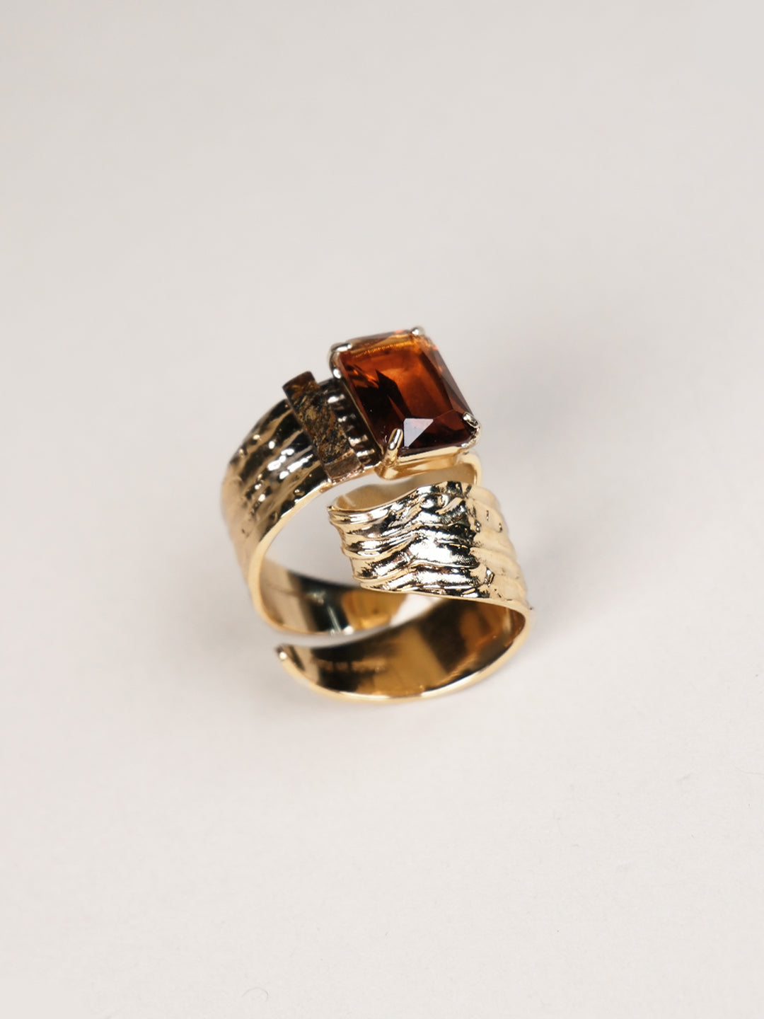 Curl ring with stone