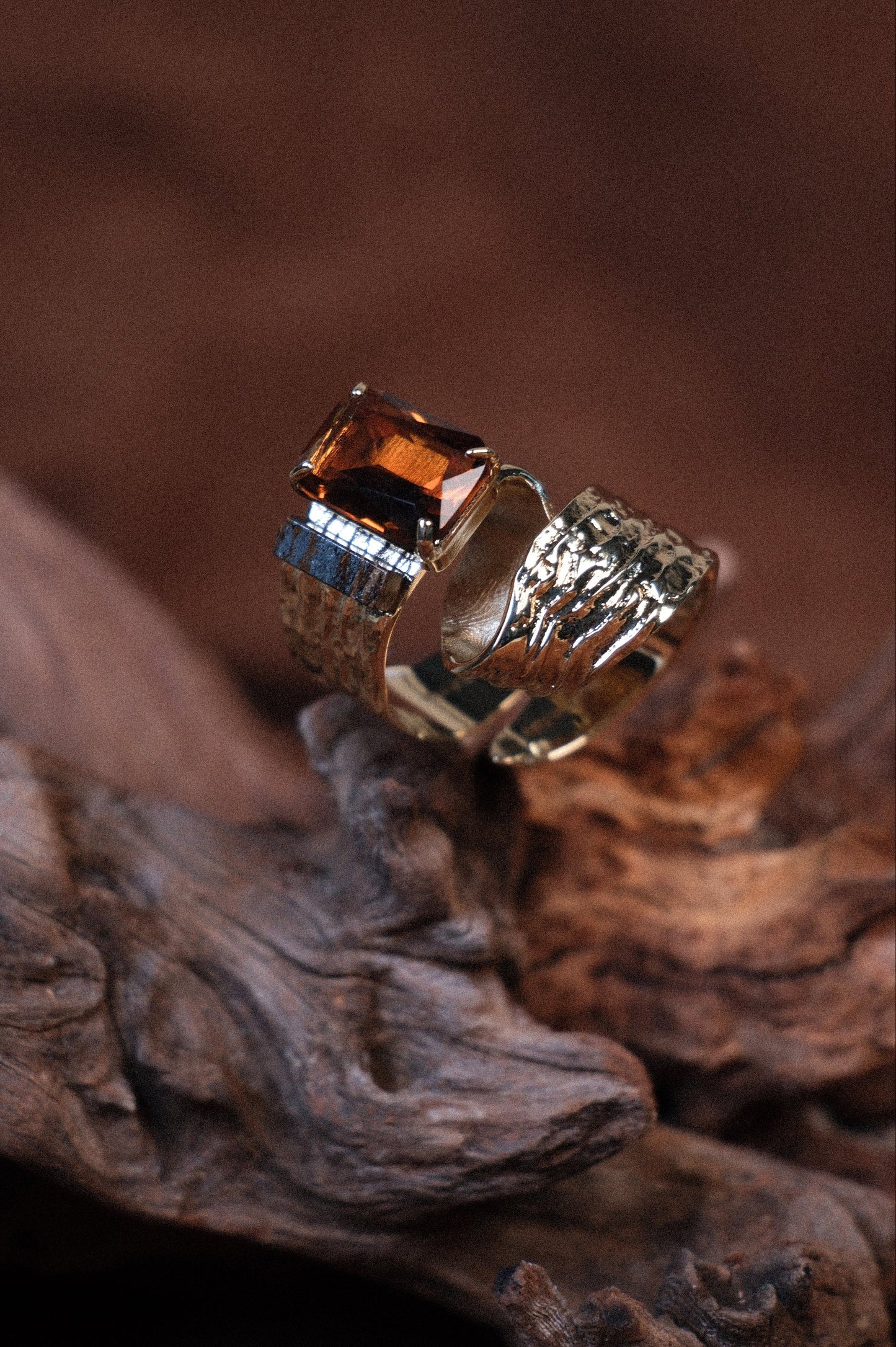 Curl ring with stone
