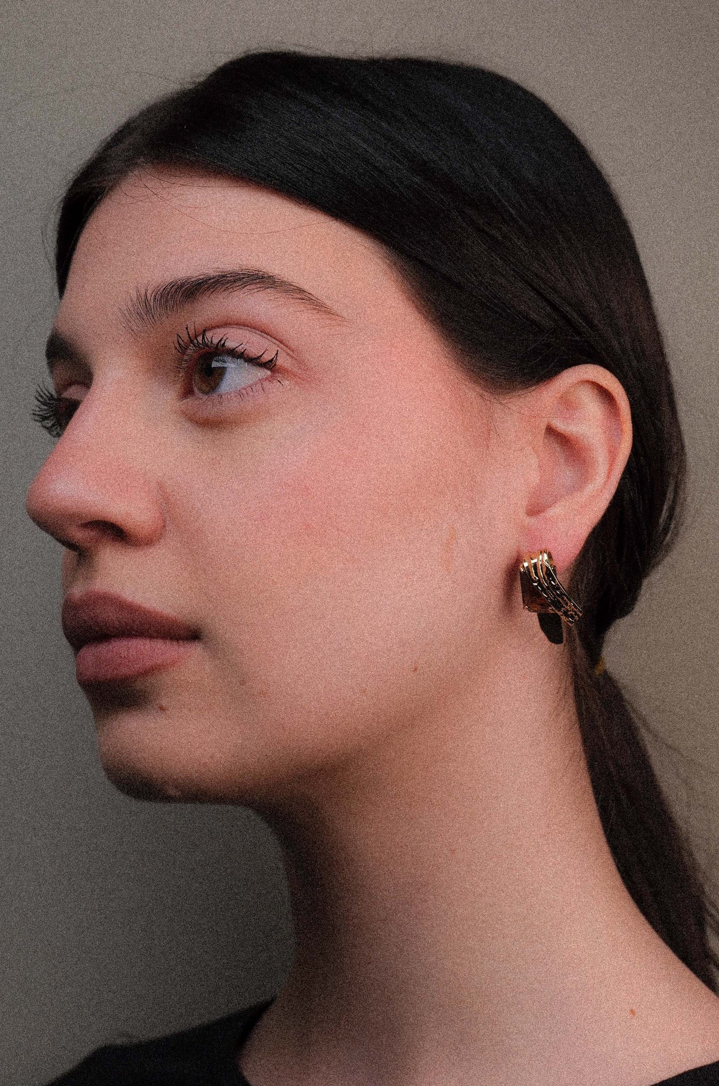 Drop earrings with stone