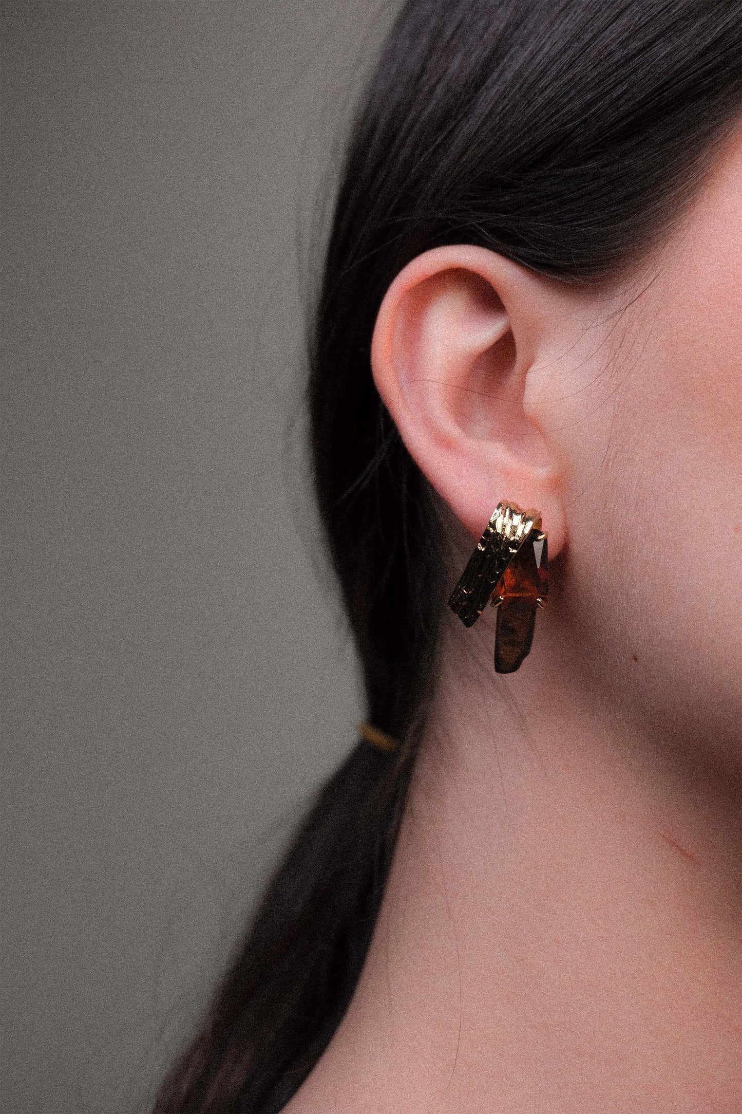 Drop earrings with stone