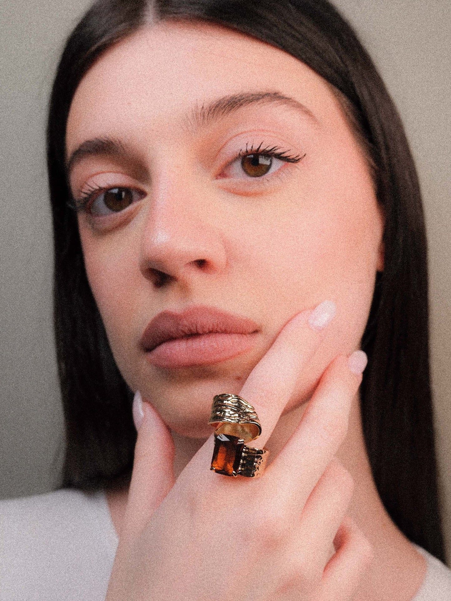 Curl ring with stone