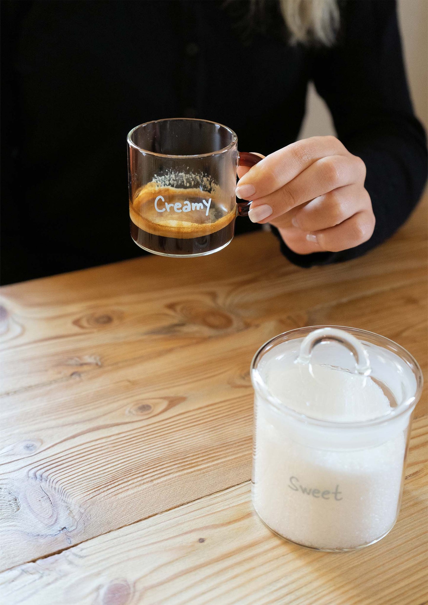 Set of 6 coffee cups in borosilicate glass. Capacity 100 ml. Colored handle, no lettering.