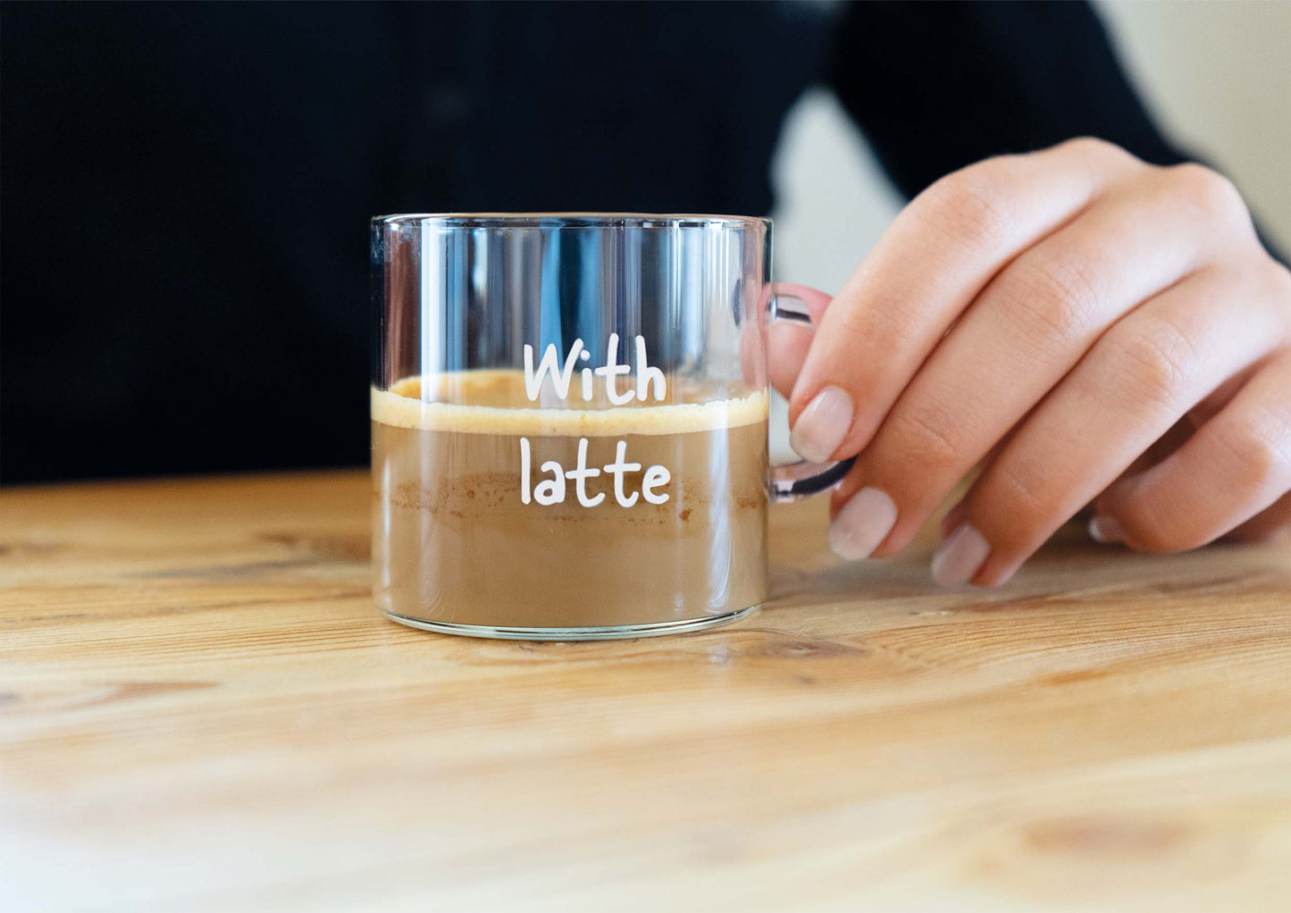 Set of 6 coffee cups in borosilicate glass. Capacity 100 ml. Colored handle, no lettering.