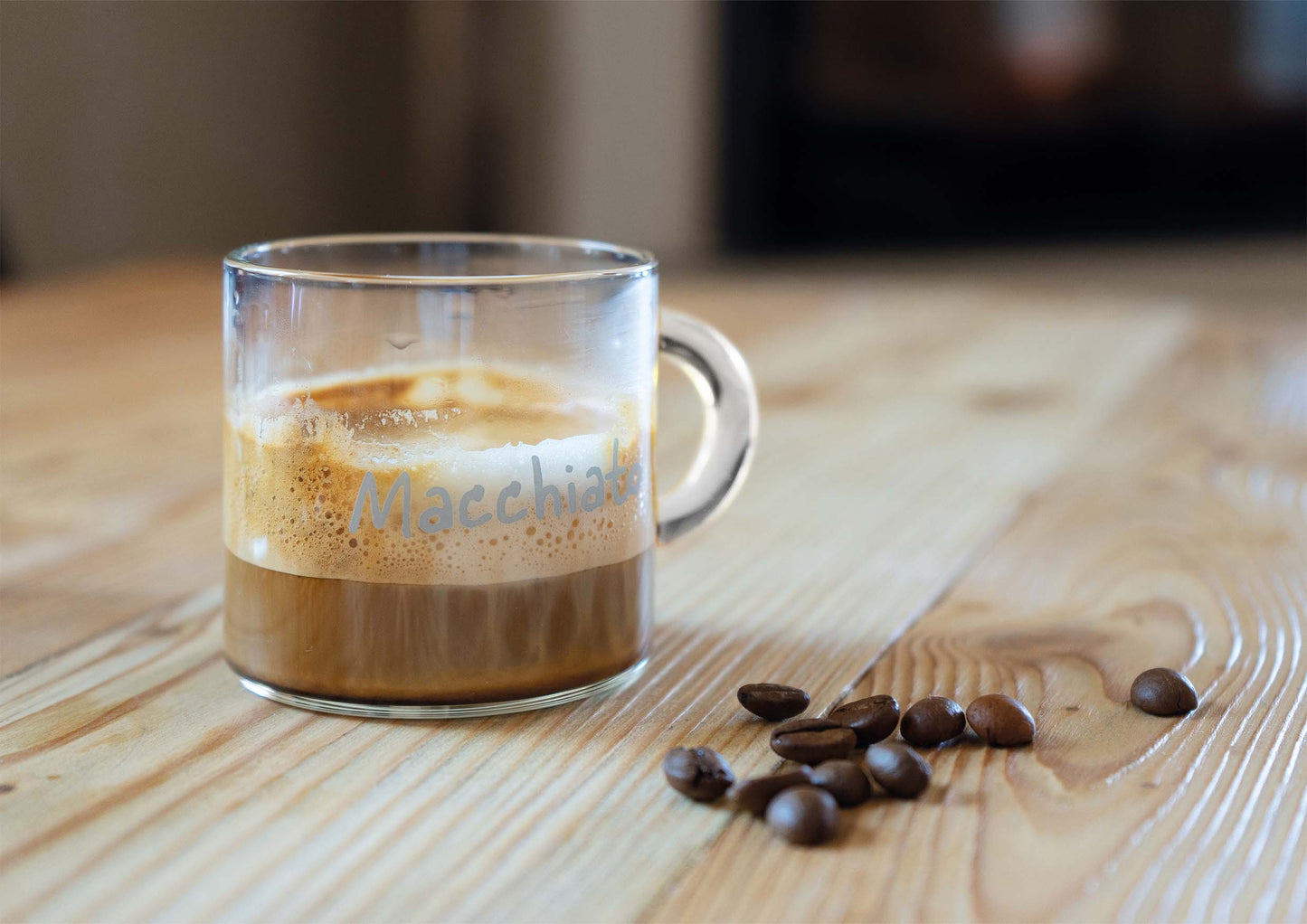 Set of 6 coffee cups in borosilicate glass. Capacity 100 ml. Colored handle, no lettering.